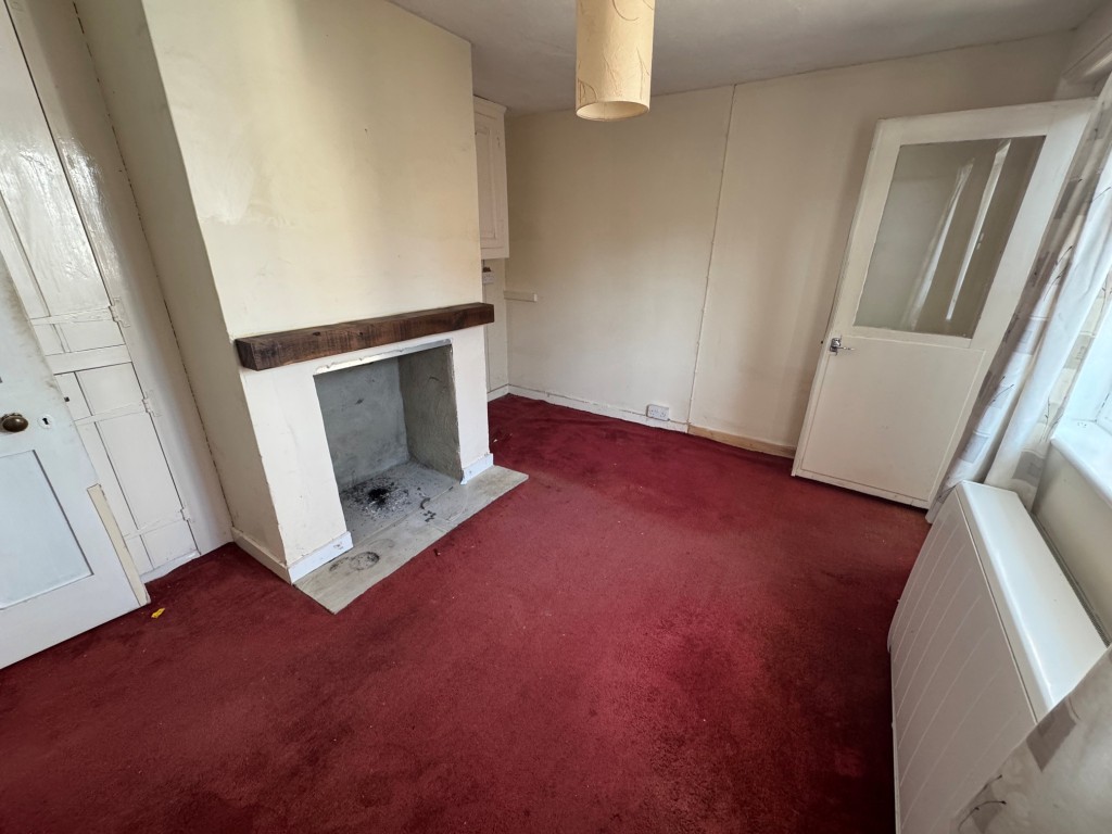 Lot: 167 - TWO-BEDROOM PERIOD COTTAGE IN POPULAR LOCATION - Living room